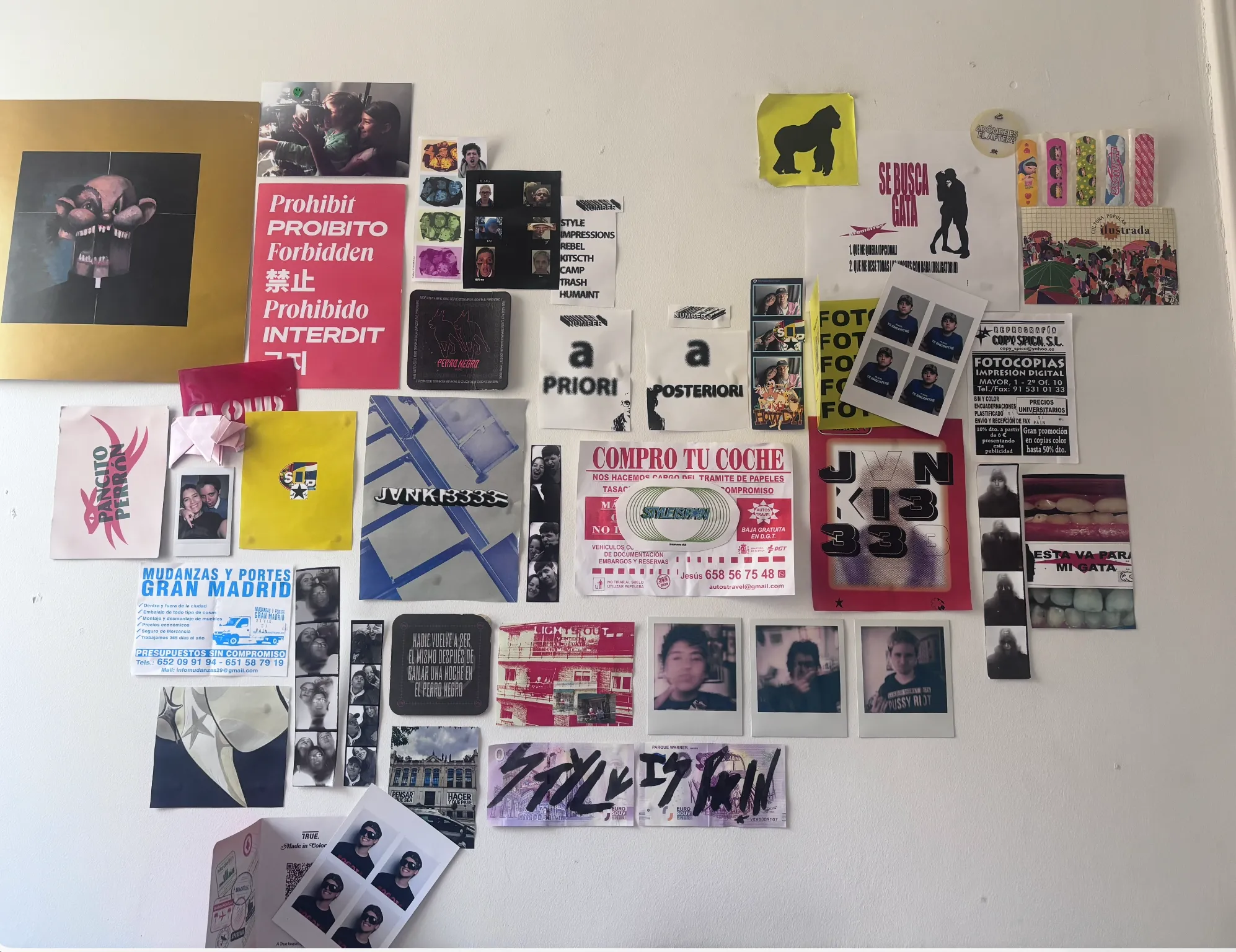 Pared de mi cuarto con flyers, fotos y stickers